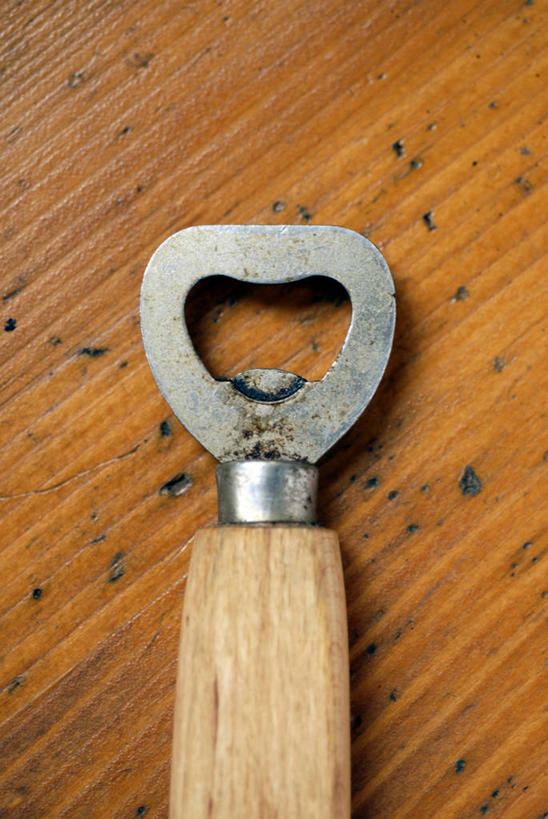 无人,竖图,俯视,室内,特写,白天,桌面,桌子,静物,阴影,反射,木制,开瓶器,影子,木桌,开瓶,一个,木制品,单个,开启,启瓶器,瓶启,啤酒开,啤酒开瓶器,啤酒瓶启,彩图,高角度拍摄,木桌子,酒具