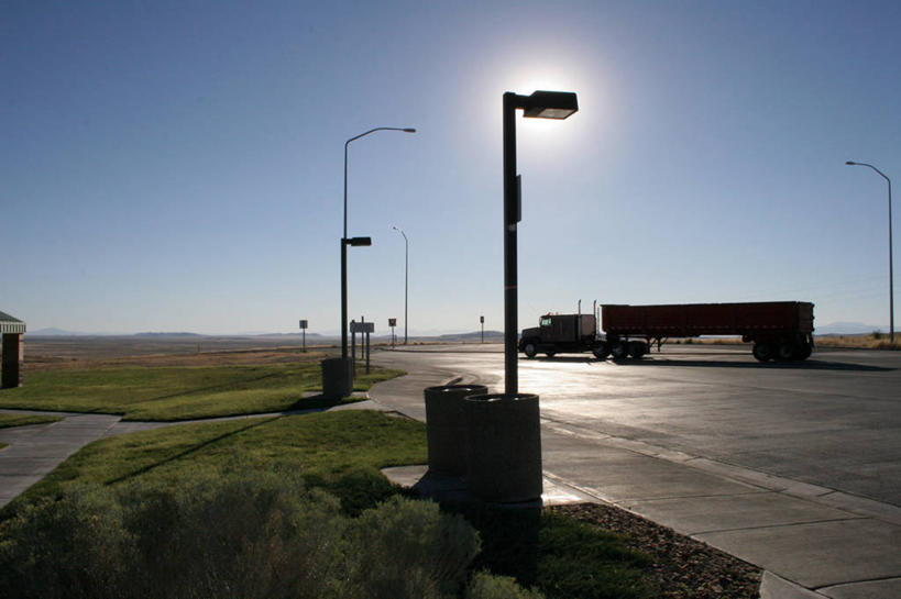 无人,横图,室外,白天,正面,旅游,度假,草地,草坪,美景,植物,道路,卡车,路,路灯,公路,照明,美国,阴影,光线,影子,景观,灯光,分界线,停车线,集装箱,交通,娱乐,灯,草,蓝色,绿色,蓝天,天空,阳光,自然,天,享受,休闲,景色,放松,集装箱车,晴朗,货车,车行道,车行道分界线,照亮,北美,北美洲,照明设备,自然风光,标线,美洲,货运车,内华达州,车行线,万里无云,北亚美利加洲,亚美利加洲,内华达,北美艾灌木丛州,产银之州,银山州,银之州,晴空,晴空万里,马路,载重汽车,彩图,80号州际公路,美利坚合众国