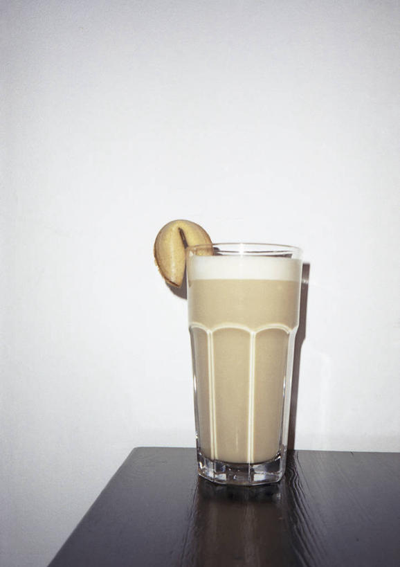 咖啡,无人,竖图,室内,特写,白天,正面,幸福,桌面,桌子,杯子,阴影,灰色背景,反射,木制,影子,木桌,一杯,娱乐,玻璃制品,饮料,一个,木制品,水杯,享受,休闲,温馨,放松,乐趣,摄影,影棚,单个,提神,舒适,醒脑,软饮料,玛奇朵,玛奇朵咖啡,玛琪雅朵,玻璃杯,彩图,影棚拍摄,拍摄,木桌子