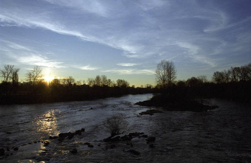 无人,横图,室外,白天,正面,旅游,度假,河流,石头,美景,日落,水,植物,美国,石子,河水,景观,水流,晚霞,霞光,落日,背光,娱乐,树,树木,绿色,自然,黄昏,享受,休闲,景色,彩霞,放松,生长,成长,北美,北美洲,自然风光,美洲,逆光,俄勒冈州,俄勒冈,北亚美利加洲,亚美利加洲,落日之州,水獭之州,海狸州,夕照,薄暮,雷恩县,尤金,尤金市,石块,岩石,夕阳,彩图,傍晚,美利坚合众国,斜阳