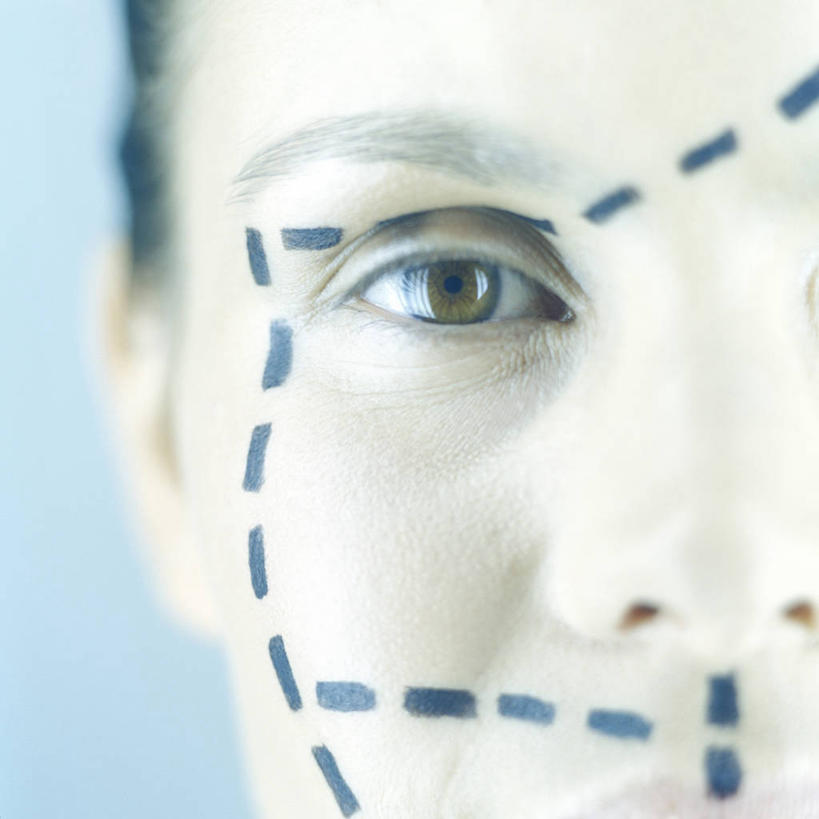 西方人,脸,头,脸颊,一个人,方图,室内,特写,白天,正面,欧洲,欧洲人,仅一个年轻女性,仅一个女性,仅一个人,蓝色背景,注视,观察,看,摄影,影棚,观看,虚线,察看,关注,整容,年轻女性,女人,女性,白种人,头部,脸部,脸蛋,面部,半身,彩图,影棚拍摄,拍摄