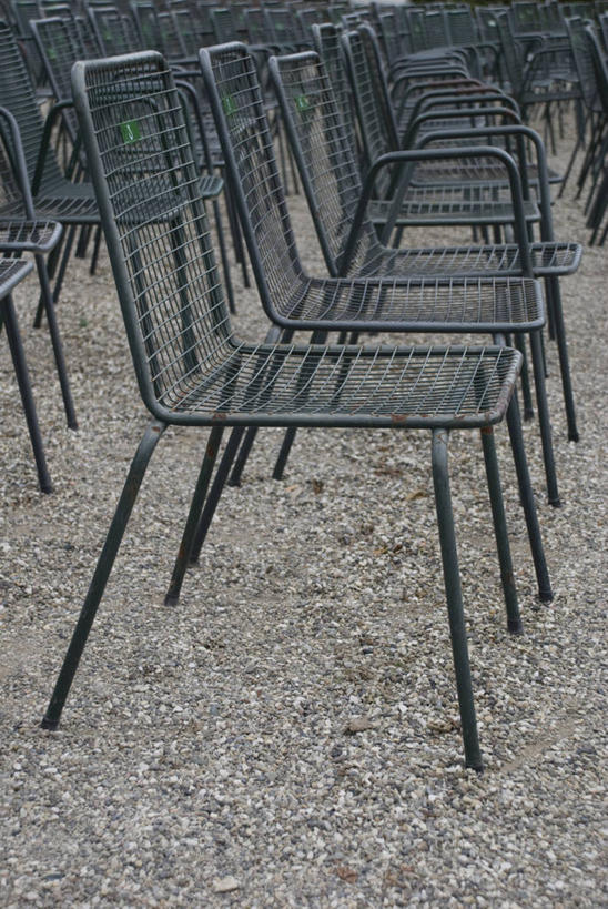 无人,竖图,室外,白天,正面,静物,椅子,金属制品,一排,许多,整齐,并列,并排,金属,很多,排列,队列,平行,彩图