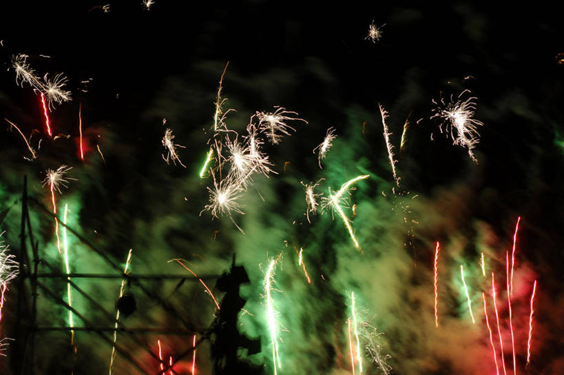 无人,栏杆,横图,室外,夜晚,仰视,烟火,庆祝,围栏,辉煌,护栏,焰火,灿烂,庆贺,璀璨,祝贺,礼花,光辉,花炮,礼花炮,绚烂,光耀,烟花,彩图,低角度拍摄