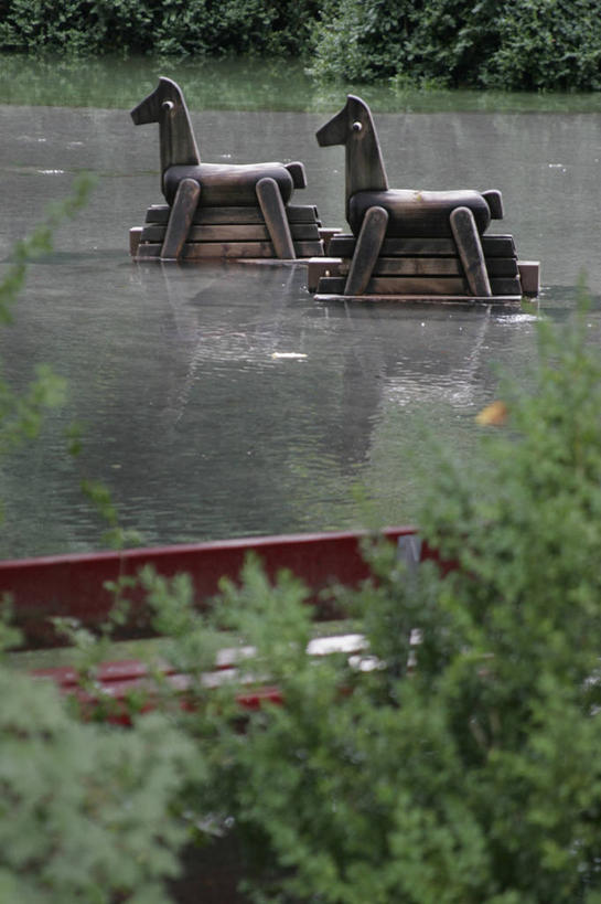 无人,竖图,室外,白天,正面,旅游,度假,游戏,快乐,湖,湖泊,美景,水,雨,植物,玩具,瑞士,欧洲,波纹,湖面,景观,水流,水面,涟漪,首都,玩,娱乐,伯尔尼,树,树木,绿色,倒影,水纹,自然,波浪,湖水,享受,休闲,景色,放松,生长,成长,活动,细雨,倒映,发泄,消遣,智力,木马,自然风光,中欧,水晕,宣泄,瑞士联邦,伯尔尼州,反照,图恩,小雨,玩耍,嬉戏,彩图