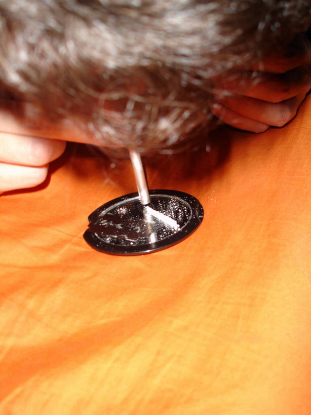 西方人,脸,头,脸颊,手,一个人,吸烟,竖图,俯视,室内,特写,白天,香烟,餐具,欧洲,欧洲人,双手,仅一个男性,仅一个人,仅一个中年男性,弯腰,碟子,盘,盘子,碟,手部,烟,毒品,海洛因,弯身,二乙酰吗啡,男人,男性,中年男性,白种人,头部,脸部,脸蛋,面部,卷烟,烟草,纸烟,抽烟,半身,彩图,高角度拍摄