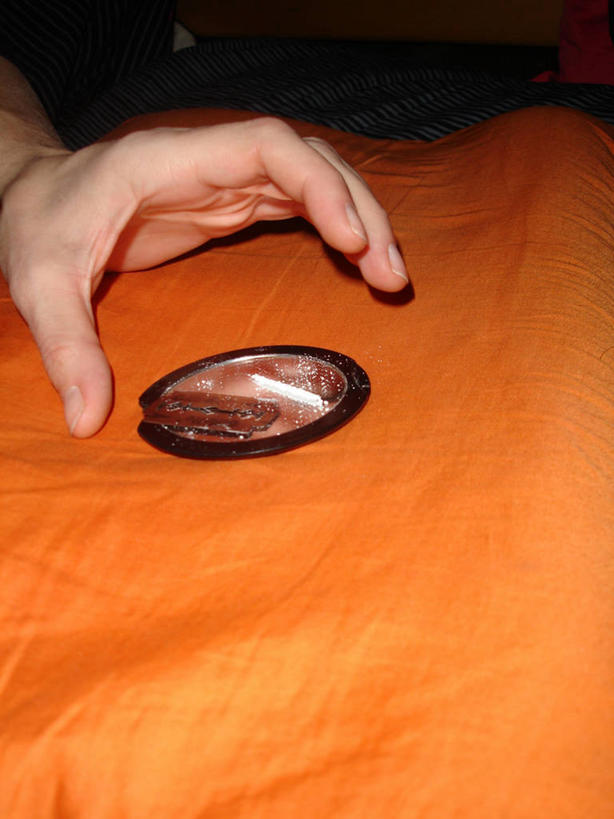 西方人,手,一个人,竖图,室内,特写,白天,正面,餐具,欧洲,欧洲人,仅一个男性,仅一个人,仅一个中年男性,握,碟子,盘,拿,拿着,盘子,碟,手部,握着,单手,毒品,海洛因,二乙酰吗啡,男人,男性,中年男性,白种人,半身,彩图