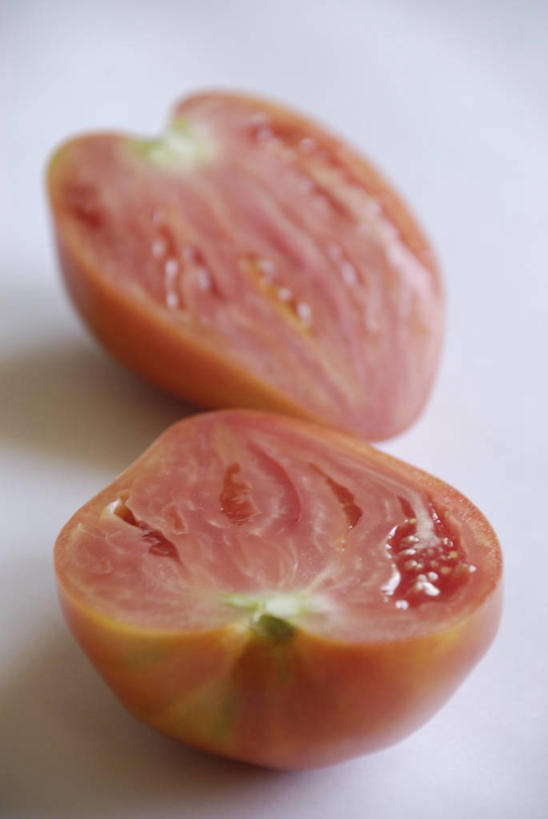 无人,竖图,俯视,室内,特写,白天,白色背景,蔬菜,西红柿,切开,阴影,新鲜,反射,影子,食品,食物,两个,红色,切,摄影,有机食品,绿色食品,影棚,剖面,切面,洋柿子,柑仔蜜,番茄,臭柿,彩图,高角度拍摄,影棚拍摄,拍摄,六月柿,喜报三元