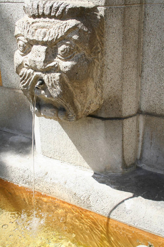 无人,竖图,室外,白天,正面,水,喷泉,雕塑,阴影,飞溅,艺术,装饰,溅,光线,雕刻,雕像,液体,影子,景观,水滴,文化,石雕,水珠,阳光,工艺品,品味,纪念,美术,喷洒,主题,水景,陈列,功能,美学,美观,设计,彩图