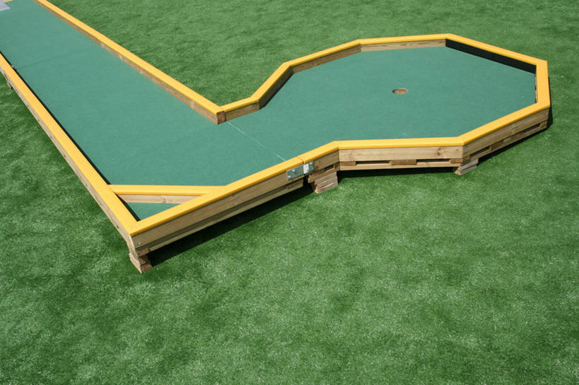 无人,横图,俯视,室外,特写,白天,草地,草坪,植物,阴影,光线,影子,球场,高尔夫球场,草,绿色,阳光,垫子,绿茵场,彩图,高角度拍摄,打击垫,高尔夫打击垫,高尔夫挥杆垫,挥杆垫