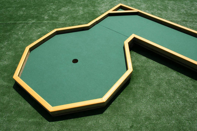 无人,横图,俯视,室外,白天,草地,草坪,植物,阴影,光线,球洞,影子,球场,高尔夫球场,草,绿色,阳光,垫子,高尔夫球洞,绿茵场,彩图,高角度拍摄,打击垫,高尔夫打击垫,高尔夫挥杆垫,挥杆垫