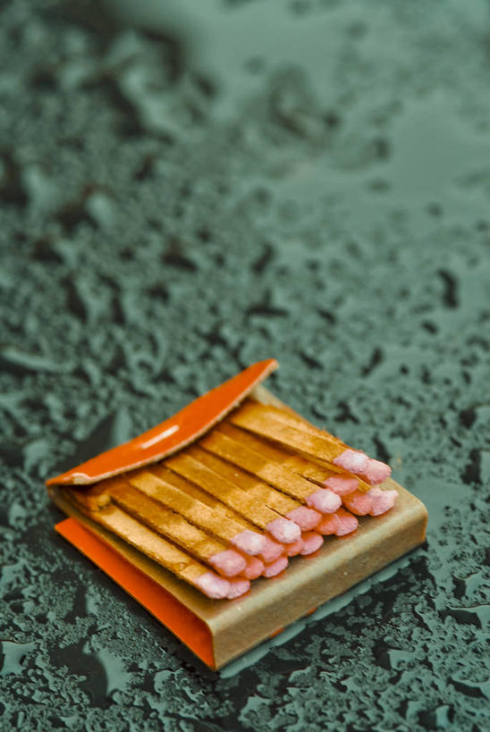 无人,竖图,俯视,室内,特写,白天,水,许多,阴影,朦胧,模糊,反射,火柴,液体,影子,纸盒,水滴,很多,盒子,火柴盒,蓝色,包装盒,容器,储藏,洋火,储存,火柴梗,取火工具,彩图,高角度拍摄,贮存