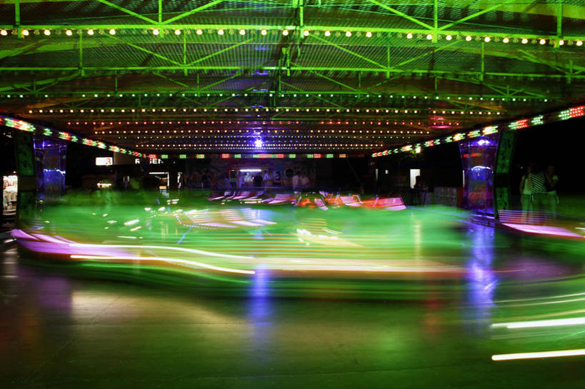 无人,栏杆,横图,室内,夜晚,正面,长时间曝光,水,天花板,照明,阴影,朦胧,模糊,光线,液体,影子,水滴,围栏,灯光,护栏,顶灯,灯,灯具,照亮,照明设备,曝光,彩图