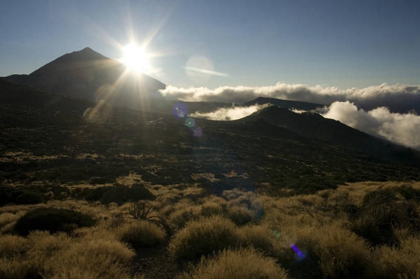 无人,横图,室外,白天,正面,旅游,度假,火山,美景,山,山脉,太阳,植物,西班牙,非洲,阴影,枯萎,光线,影子,景观,山峰,云,云朵,枯草,山峦,云彩,娱乐,草,黄色,蓝色,白云,蓝天,天空,阳光,自然,群山,天,享受,休闲,景色,放松,晴朗,加纳利群岛,自然风光,加那利群岛,西班牙王国,阿非利加洲,海外领地,特内里费岛,活火山,晴空,彩图,镜头光晕,透镜闪耀,眩光,圣克鲁斯.德特内里费省,特尼里弗岛