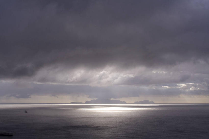 无人,横图,室外,白天,正面,旅游,度假,海浪,海洋,美景,葡萄牙,欧洲,景观,浪花,水平线,乌云,云,阴天,云朵,辽阔,海平线,云彩,娱乐,天空,自然,海水,天,享受,休闲,广阔,景色,放松,一望无际,昏暗,阴沉,南欧,自然风光,海景,葡萄牙共和国,无边无际,一马平川,马德拉,马德拉群岛,大海,风浪,海,海水的波动,近岸浪,涌浪,彩图,水天相接,水天一线