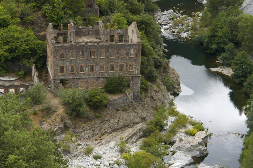 无人,横图,俯视,航拍,室外,白天,旅游,度假,草地,草坪,河流,美景,山,山脉,树林,水,植物,法国,欧洲,阴影,光线,影子,堡垒,城堡,河水,景观,山峰,水流,山峦,娱乐,草,树,树木,绿色,倒影,阳光,自然,群山,享受,休闲,景色,放松,生长,成长,倒映,西欧,要塞,鸟瞰,法兰西,自然风光,法兰西共和国,法兰西第五共和国,反照,设防,阿尔代什,阿尔代什省,彩图,高角度拍摄,罗讷.阿尔卑斯,罗讷.阿尔卑斯大区