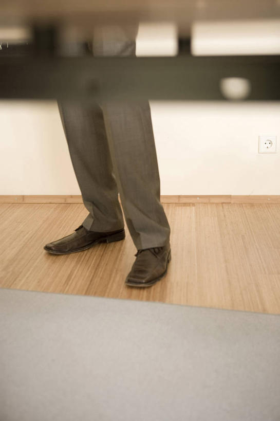 西方人,一个人,商务人士,商务男性,栏杆,站,竖图,室内,白天,正面,鞋,西装,地板,鞋子,欧洲,欧洲人,仅一个男性,仅一个人,仅一个中年男性,阴影,套装,裤子,正装,朦胧,模糊,反射,影子,围栏,皮革,地面,职业装,护栏,木地板,站着,西裤,商务装,工薪阶层,男人,男性,中年男性,白种人,白领,上班族,站立,半身,彩图,皮鞋