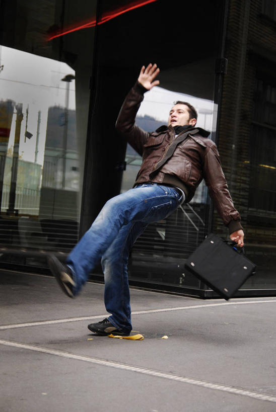 西方人,一个人,举,竖图,室外,白天,侧面,摔跤,香蕉,欧洲,欧洲人,仅一个男性,仅一个人,阴影,服装,裤子,光线,影子,果皮,抬腿,牛仔裤,休闲装,踩,仅一个年轻男性,衣服,阳光,踩着,托,休闲,休闲服,服饰,摔倒,意外,香蕉皮,表皮,事故,男人,男性,年轻男性,白种人,甘蕉,举起,举手,举着,向上举,向上伸,向上托,彩图,全身