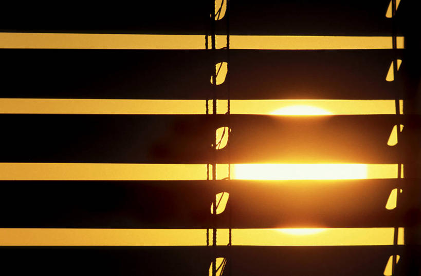 无人,横图,室内,特写,白天,正面,日落,太阳,窗户,阴影,光线,影子,百叶窗,晚霞,霞光,落日,背光,阳光,黄昏,彩霞,逆光,夕照,薄暮,夕阳,彩图,傍晚,斜阳