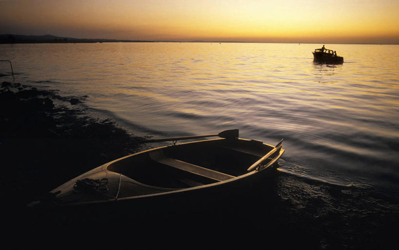 无人,横图,室外,白天,正面,旅游,度假,湖,湖泊,美景,日落,水,船,德国,欧洲,停靠,湖面,景观,水流,水面,水平线,晚霞,霞光,落日,辽阔,木船,海平线,娱乐,天空,自然,黄昏,交通工具,湖水,天,享受,休闲,广阔,景色,彩霞,放松,一望无际,舟,西欧,停泊,自然风光,载具,德意志联邦共和国,巴登.符腾堡,巴登.符腾堡州,巴符州,无边无际,一马平川,夕照,薄暮,夕阳,彩图,傍晚,康斯坦茨,水天相接,水天一线,斜阳