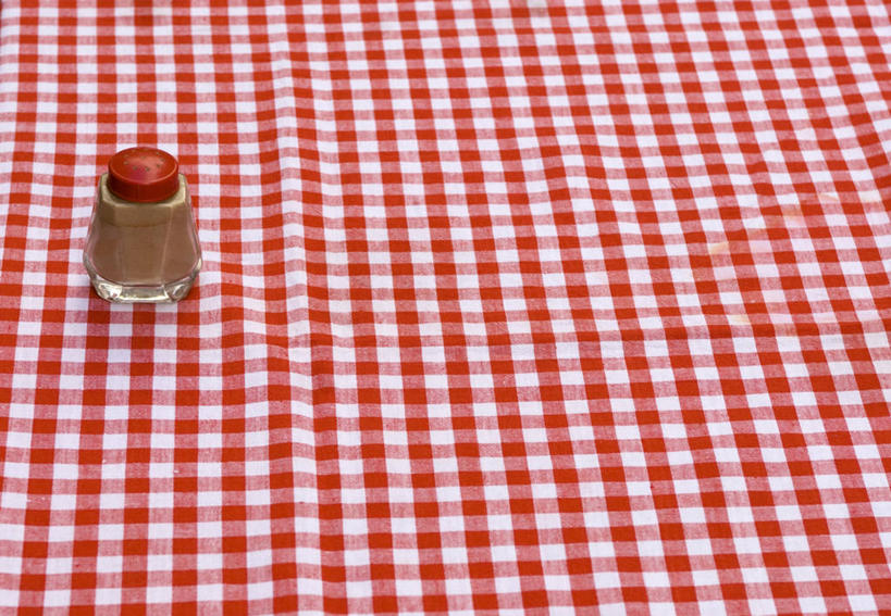 无人,横图,俯视,室内,特写,白天,阴影,反射,布料,方格,格子,影子,调料,调味,香料,佐料,调味品,调味料,布纹,玻璃制品,桌布,红色,白色,玻璃瓶,餐巾,瓶子,台布,白胡椒,配料,作料,胡椒,餐桌布,彩图,高角度拍摄