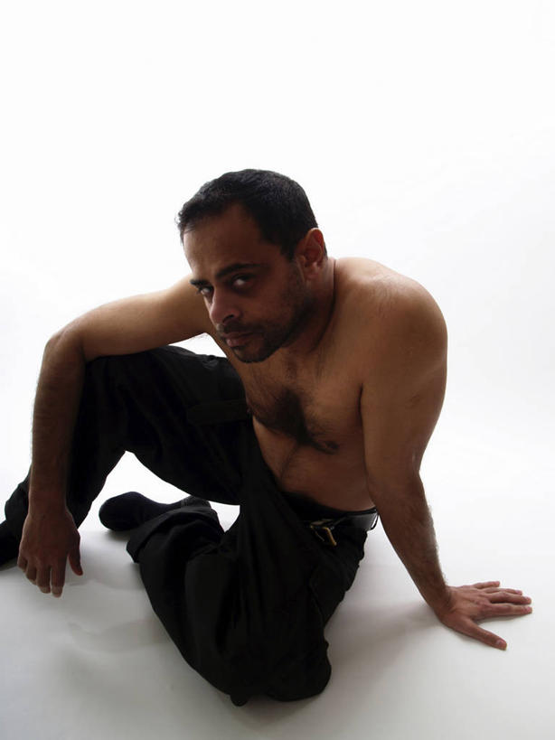 西方人,一个人,坐,竖图,室内,白天,白色背景,正面,欧洲,欧洲人,仅一个男性,仅一个人,阴影,裤子,反射,影子,注视,休闲裤,仅一个年轻男性,观察,看,搭,摄影,影棚,观看,察看,搭着,关注,男人,男性,年轻男性,白种人,坐着,半身,彩图,影棚拍摄,拍摄