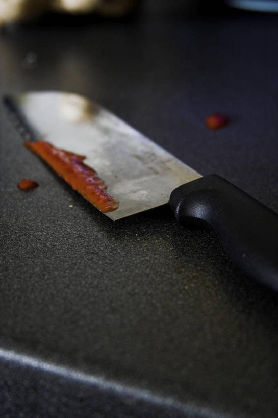 无人,竖图,俯视,室内,特写,白天,桌面,桌子,金属制品,一把,阴影,朦胧,模糊,反射,金属,工具,影子,刀具,刀,血液,菜刀,切菜刀,彩图,高角度拍摄,厨房料理台,料理台