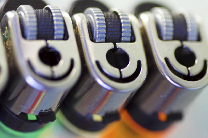 无人,横图,俯视,室内,特写,白天,白色背景,静物,一排,阴影,朦胧,模糊,整齐,反射,影子,排列,三个,绿色,橙色,打火机,摄影,影棚,队列,取火装置,小型取火装置,彩图,高角度拍摄,影棚拍摄,拍摄