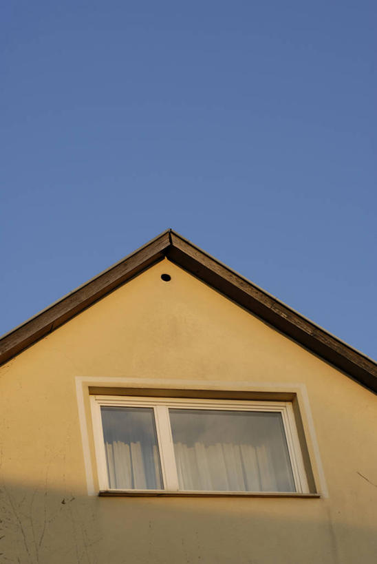 无人,家,竖图,室外,白天,仰视,度假,美景,窗户,城市风光,城市,欧洲,克罗地亚,阴影,光线,影子,房屋,墙,屋子,景观,公寓,娱乐,洋房,楼房,玻璃窗,墙壁,墙面,住宅,黄色,蓝色,蓝天,天空,阳光,天,享受,休闲,景色,放松,晴朗,万里无云,首府,克罗地亚共和国,斯普利特,斯普利特.达尔马提亚县,晴空,晴空万里,彩图,低角度拍摄,房子