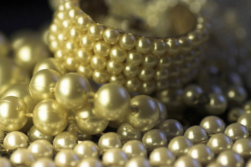 无人,横图,俯视,室内,特写,白天,幸福,纯洁,静物,阴影,黑色背景,朦胧,模糊,反射,影子,珍珠,装饰品,饰品,手链,首饰,健康,闪耀,摄影,手镯,影棚,贵重,珍贵,富有,闪烁,镯子,闪动,闪灼,宝贵,有机宝石,彩图,高角度拍摄,影棚拍摄,拍摄,白珍珠