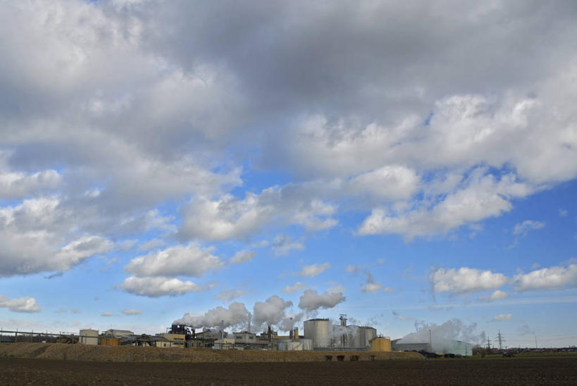 无人,工厂,横图,室外,白天,正面,度假,河流,美景,水,城市风光,城市,京都,日本,亚洲,阴影,光线,影子,河水,景观,水流,云,云朵,云彩,娱乐,蓝色,白云,蓝天,天空,阳光,天,享受,休闲,景色,放松,京都府,晴朗,污染,废气,危害,有害,东亚,本州,本州岛,日本国,近畿地方,近畿,环境污染,晴空,彩图,工地,制造厂,大气污染,工业废气,工业污染,化学污染,污染物,有害气体