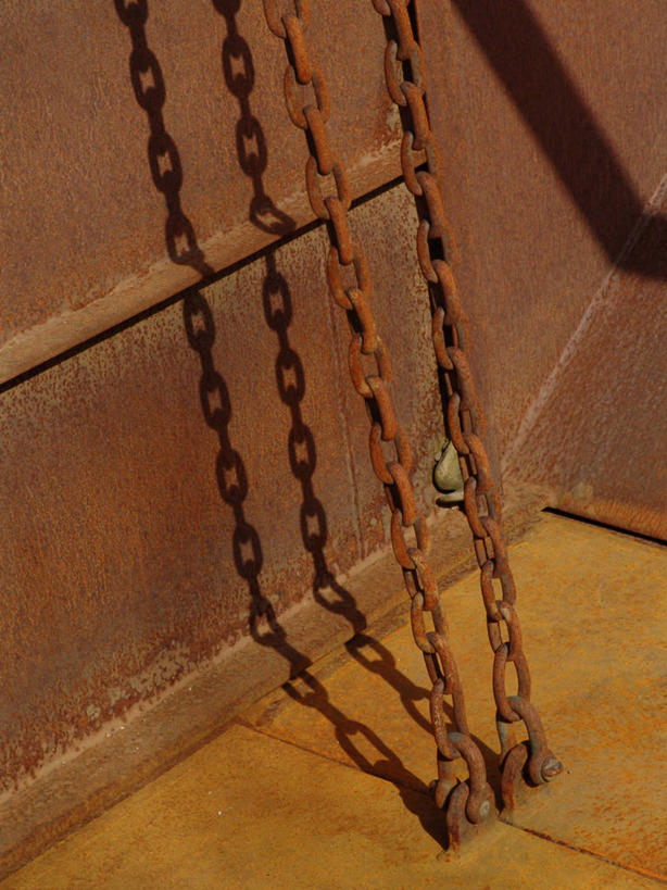 无人,工厂,竖图,俯视,室内,特写,白天,金属制品,阴影,朦胧,模糊,生锈,反射,金属,影子,铁环,锁链,链条,腐蚀,侵蚀,束缚,限制,造船厂,约束,腐化,锈迹斑斑,彩图,高角度拍摄,工地,制造厂