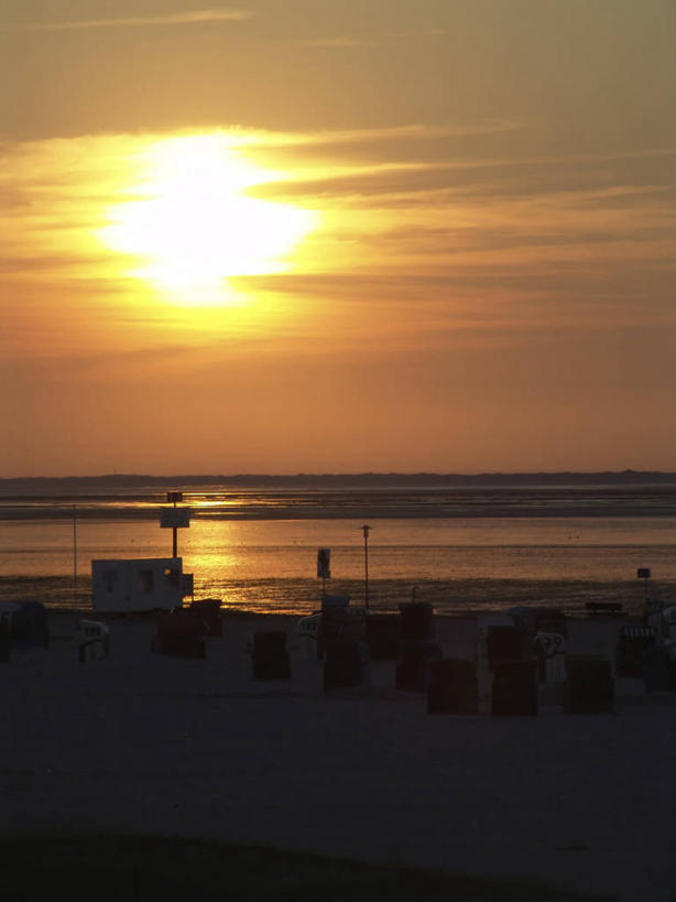 无人,竖图,室外,白天,正面,旅游,度假,海浪,海洋,美景,日落,沙滩,太阳,德国,欧洲,荷兰,阴影,光线,沙子,影子,海岸,景观,浪花,水平线,晚霞,霞光,云,云朵,落日,辽阔,海平线,沙地,背光,云彩,娱乐,白云,阳光,自然,海水,黄昏,享受,休闲,广阔,景色,彩霞,放松,一望无际,西欧,自然风光,逆光,海景,德意志联邦共和国,荷兰王国,尼德兰王国,无边无际,一马平川,夕照,薄暮,大海,风浪,海,海水的波动,海滩,近岸浪,涌浪,夕阳,彩图,傍晚,瓦登海,水天相接,水天一线,斜阳