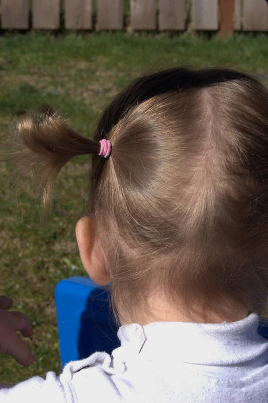 西方人,儿童,头,一个人,竖图,俯视,室外,特写,白天,纯洁,草地,草坪,植物,欧洲,欧洲人,仅一个女性,仅一个人,阴影,服装,装饰,光线,头饰,影子,休闲装,草,小孩,衣服,绿色,阳光,发饰,饰品,仅一个小孩,休闲,休闲服,可爱,童年,童趣,服饰,华丽,修饰,点缀,头绳,童真,烂漫,无邪,配饰,衬托,美观,雅致,雅观,天真,女孩,女人,女性,白种人,孩子,头部,半身,彩图,高角度拍摄,发绳,女生