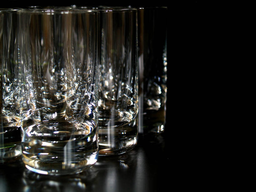 无人,横图,俯视,室内,特写,白天,杯子,许多,阴影,黑色背景,反射,影子,酒类,很多,玻璃制品,酒,饮料,水杯,摄影,影棚,利口酒,蒸馏酒,餐后甜酒,玻璃杯,彩图,高角度拍摄,影棚拍摄,拍摄