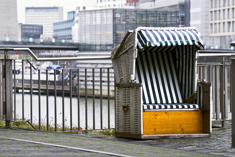 无人,高楼大厦,栏杆,横图,室外,白天,正面,度假,河流,美景,水,城市风光,城市,大厦,建筑,摩天大楼,德国,欧洲,阴影,光线,扶手,影子,河水,景观,水流,娱乐,护栏,阳光,享受,休闲,景色,放松,西欧,德意志联邦共和国,首府,北威州,杜塞尔多夫,北莱茵.威斯特法伦州,彩图,大楼,高层建筑,高楼,摩天楼,杜塞尔多夫行政区