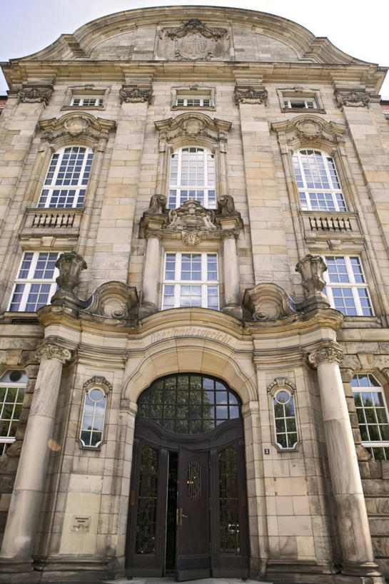 无人,家,竖图,室外,白天,仰视,度假,美景,窗户,门,城市风光,城市,德国,欧洲,阴影,光线,影子,房屋,屋子,景观,公寓,娱乐,洋房,楼房,玻璃窗,住宅,蓝色,蓝天,天空,阳光,门框,天,享受,休闲,景色,放松,晴朗,西欧,万里无云,德意志联邦共和国,首府,北威州,杜塞尔多夫,北莱茵.威斯特法伦州,晴空,晴空万里,彩图,低角度拍摄,房子,杜塞尔多夫行政区