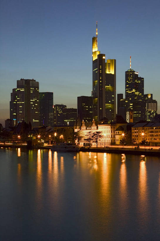 无人,高楼大厦,竖图,室外,白天,正面,度假,河流,美景,日落,水,城市风光,城市,大厦,建筑,摩天大楼,德国,欧洲,阴影,光线,影子,河水,景观,水流,晚霞,霞光,落日,建筑群,灯光,娱乐,建设,黄昏,享受,休闲,景色,彩霞,放松,西欧,德意志联邦共和国,法兰克福,法兰克福市,黑森州,夕照,薄暮,夕阳,彩图,傍晚,大楼,高层建筑,高楼,摩天楼,斜阳