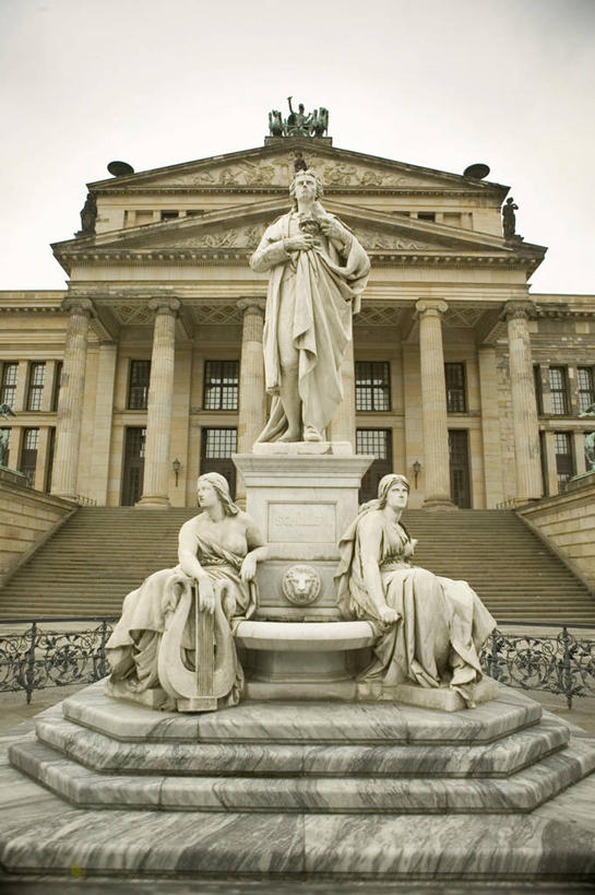 西方人,无人,三个人,家,栏杆,站,坐,竖图,室外,白天,仰视,民族服装,旅游,度假,名胜古迹,楼梯,标志建筑,地标,建筑,雕塑,德国,欧洲,欧洲人,阴影,遗迹,艺术,装饰,光线,雕刻,雕像,扶手,影子,房屋,阶梯,屋子,云,云朵,公寓,首都,云彩,注视,古迹,文物,娱乐,建设,古建筑,洋房,护栏,楼房,柏林,台阶,住宅,蓝色,白云,蓝天,天空,阳光,工艺品,天,观察,看,站着,享受,休闲,旅游胜地,放松,晴朗,观看,纪念,美术,察看,西欧,关注,主题,陈列,古文明,德意志联邦共和国,功能,美学,柏林州,近卫骑兵露天市集,年轻女性,女人,女性,白种人,晴空,站立,坐着,彩图,低角度拍摄,全身,传统服装,民俗服,房子