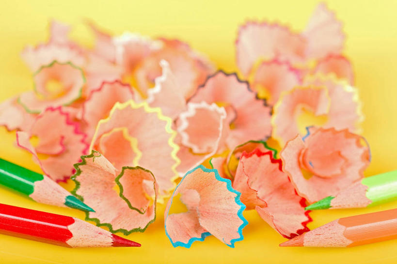 无人,横图,俯视,彩色,室外,特写,白天,静物,一堆,许多,阴影,堆叠,堆积,黄色背景,朦胧,模糊,反射,木制,笔,木屑,影子,办公用品,很多,文具,木制品,铅笔,学习用品,摄影,影棚,堆,文具用品,笔屑,碎屑,铅笔屑,彩图,高角度拍摄,影棚拍摄,拍摄,彩色铅笔