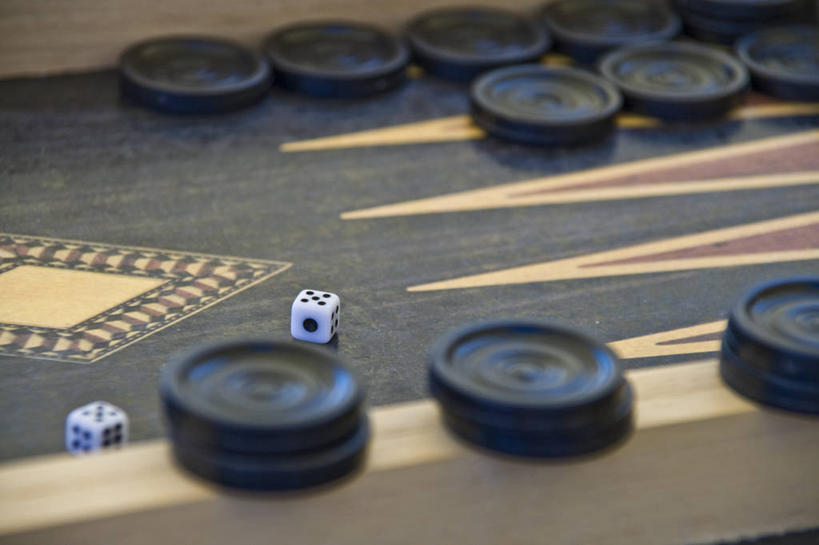 无人,横图,俯视,室内,特写,白天,游戏,快乐,赌博,贪欲,比赛,竞争,桌面,桌子,静物,玩具,一排,许多,整齐,木制,骰子,木桌,很多,玩,娱乐,旗子,刺激,排列,一个,黑色,木制品,休闲,棋盘,单个,活动,队列,发泄,消遣,智力,赌具,双陆棋,色子,投机,侥幸,欲望,投子,宣泄,双陆,玩耍,嬉戏,彩图,高角度拍摄,木桌子,胜负,输赢