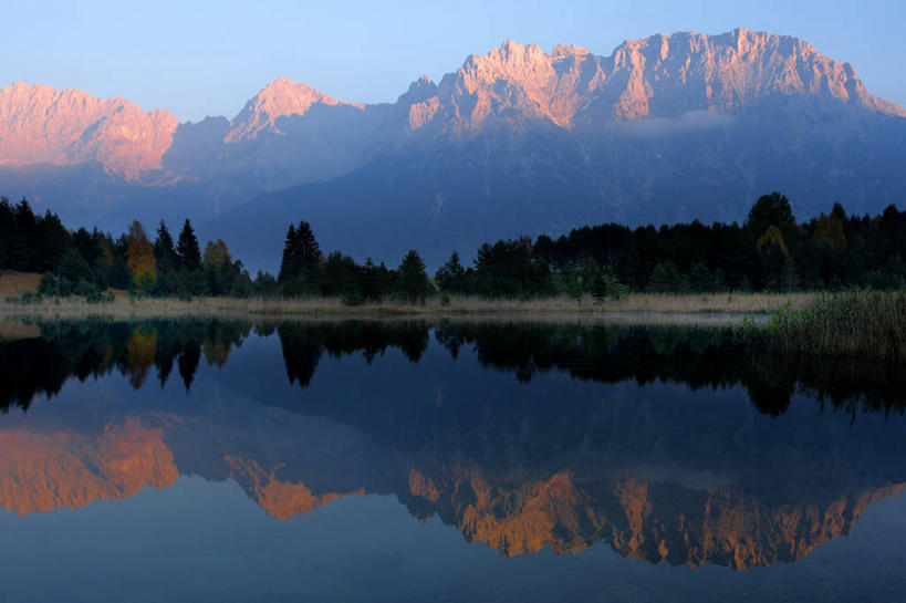 无人,横图,室外,白天,正面,旅游,度假,湖,湖泊,美景,山,树林,水,雪,雪山,植物,大雪,奥地利,欧洲,阿尔卑斯山,阴影,光线,影子,冰,湖面,积雪,景观,山峰,水流,水面,雪景,冬季,冬天,山峦,娱乐,树,树木,蓝色,绿色,蓝天,天空,阳光,自然,湖水,天,享受,休闲,景色,放松,寒冷,生长,晴朗,成长,冰冷,自然风光,中欧,阿尔卑斯山脉,万里无云,严寒,奥地利共和国,蒂罗尔,蒂罗尔州,冰凉,酷寒,凛冽,凛凛,极冷,晴空,晴空万里,彩图,卡尔文德尔山脉