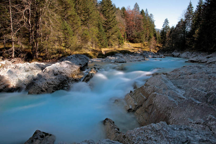无人,横图,室外,白天,正面,旅游,度假,河流,石头,美景,山,山脉,树林,水,植物,奥地利,欧洲,阿尔卑斯山,阴影,光线,纹路,石子,纹理,影子,河水,景观,山峰,水流,云,云朵,山峦,云彩,娱乐,树,树木,蓝色,绿色,白云,蓝天,天空,阳光,自然,群山,天,享受,休闲,景色,放松,生长,晴朗,成长,自然风光,中欧,阿尔卑斯山脉,肌理,奥地利共和国,蒂罗尔,蒂罗尔州,石块,岩石,晴空,彩图,卡尔文德尔山脉