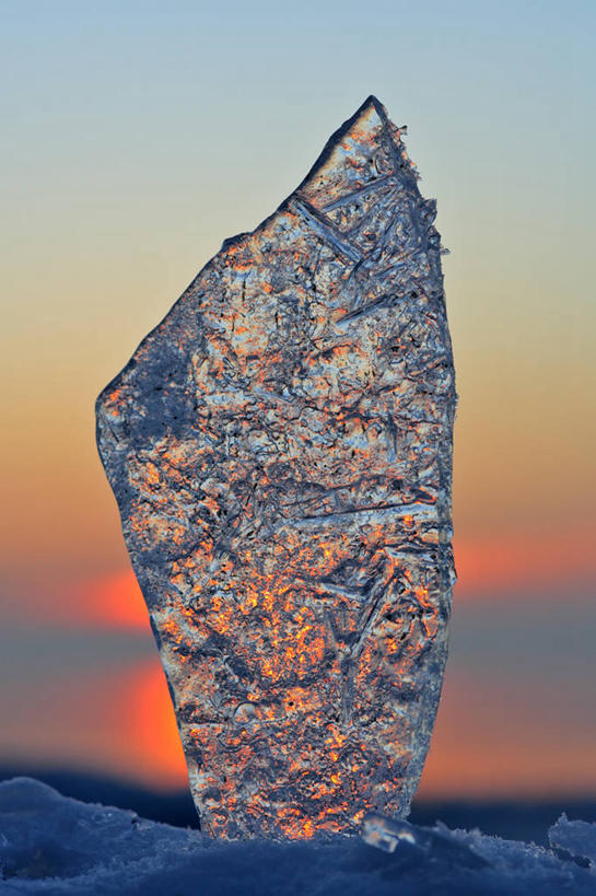 无人,竖图,室外,特写,白天,仰视,美景,日落,雪,大雪,欧洲,吊挂,悬挂,阴影,朦胧,模糊,清澈,光线,纹路,纹理,影子,冰,积雪,景观,晚霞,霞光,雪景,冬季,冬天,落日,冰块,冰柱,挂,阳光,自然,黄昏,景色,彩霞,寒冷,淡水湖,冰冷,自然风光,肌理,严寒,冰凉,酷寒,凛冽,凛凛,极冷,夕照,薄暮,清亮,博登湖,康斯坦茨湖,夕阳,彩图,低角度拍摄,傍晚,斜阳