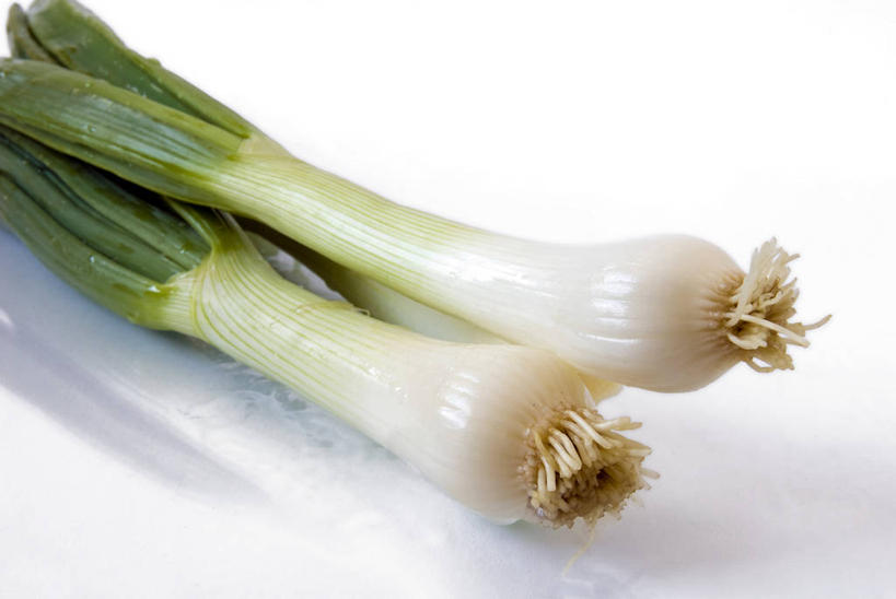 无人,横图,俯视,室内,特写,白天,白色背景,蔬菜,蒜,一堆,堆叠,堆积,新鲜,食品,食物,三个,绿色,白色,摄影,有机食品,绿色食品,影棚,堆,蒜苗,蒜薹,蒜毫,蒜苔,彩图,高角度拍摄,影棚拍摄,拍摄