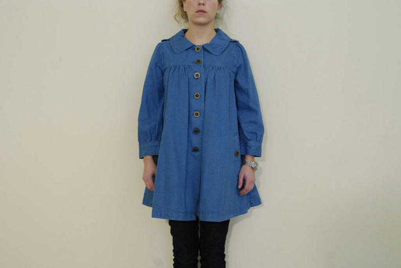 西方人,一个人,站,横图,室内,白天,正面,欧洲,欧洲人,仅一个年轻女性,仅一个女性,仅一个人,灰色背景,服装,时间,时钟,手表,计时,休闲装,衣服,蓝色,钟表,站着,休闲,休闲服,表,摄影,服饰,影棚,腕表,年轻女性,女人,女性,白种人,钟,站立,半身,彩图,影棚拍摄,拍摄