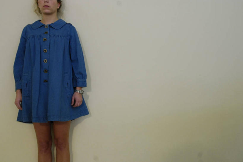 西方人,一个人,站,横图,室内,白天,正面,欧洲,欧洲人,仅一个年轻女性,仅一个女性,仅一个人,灰色背景,服装,时间,时钟,手表,计时,休闲装,衣服,蓝色,钟表,站着,休闲,休闲服,表,摄影,服饰,影棚,腕表,年轻女性,女人,女性,白种人,钟,站立,半身,彩图,影棚拍摄,拍摄