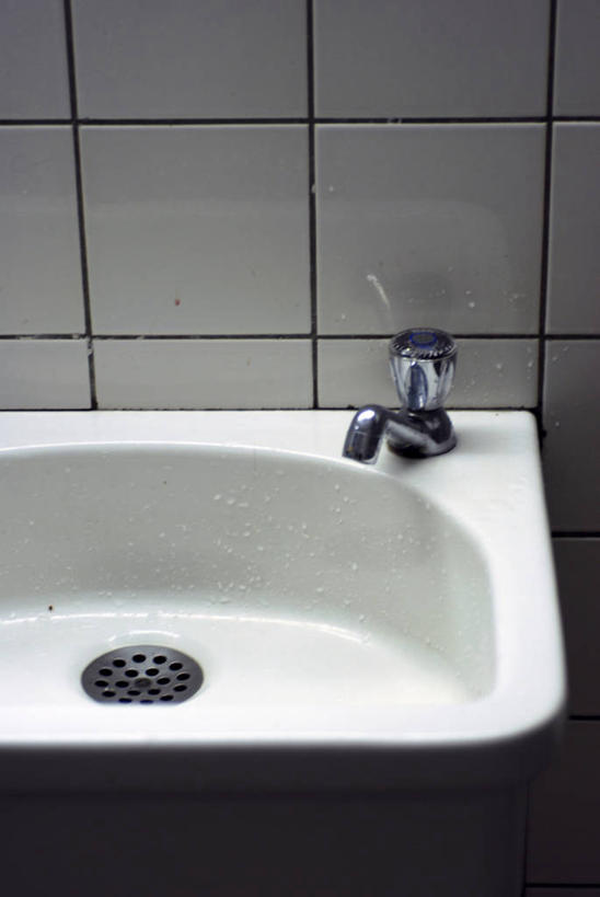 无人,竖图,俯视,室内,特写,白天,建材,水,卫生间,浴室,建筑,一排,许多,连接,整齐,材料,瓷砖,方格,格子,水龙头,液体,墙,水滴,很多,开关,墙砖,墙壁,墙面,排列,浴缸,打开,建造,接口,部件,排水,阀门,开启,地漏,队列,卫浴设备,水咀,贯穿,连结,衔接,串连,水管装置,淋浴房,彩图,高角度拍摄,冲凉房,沐浴间,沐浴室,墙面砖