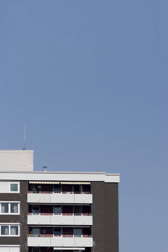 无人,高楼大厦,竖图,室外,白天,正面,窗户,大厦,建筑,摩天大楼,阴影,光线,影子,玻璃窗,蓝色,蓝天,天空,阳光,天,晴朗,万里无云,晴空,晴空万里,彩图,大楼,高层建筑,高楼,摩天楼