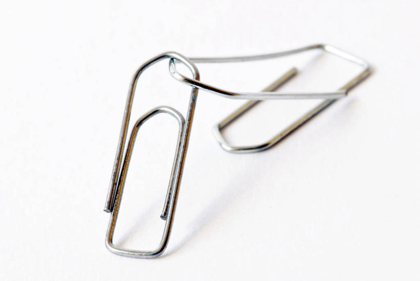 无人,交叉,横图,俯视,室内,特写,白天,白色背景,静物,金属制品,金属,办公用品,回形针,两个,学习用品,摄影,影棚,文具用品,曲别针,相交,交集,彩图,高角度拍摄,影棚拍摄,拍摄