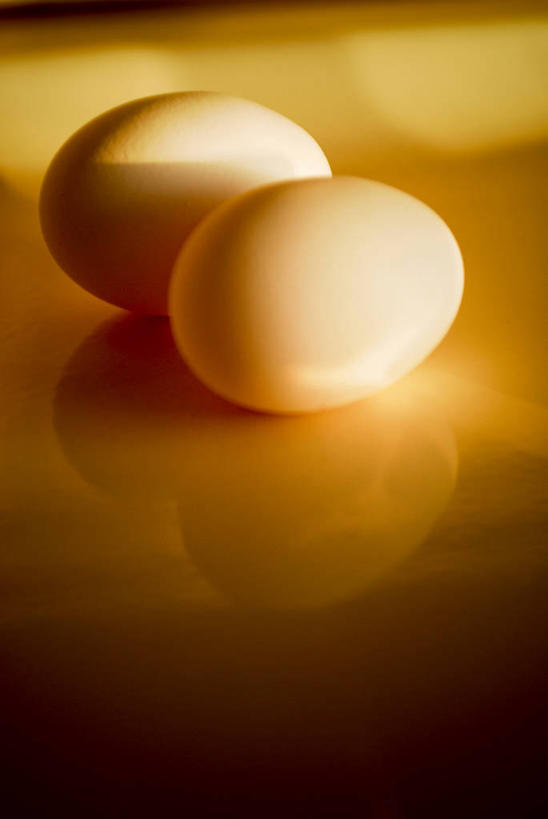 无人,竖图,俯视,室内,特写,白天,桌面,桌子,阴影,朦胧,模糊,反射,木制,影子,木桌,蛋,鸡蛋,两个,黄色,木制品,摄影,影棚,草鸡蛋,卵,彩图,高角度拍摄,影棚拍摄,拍摄,本鸡蛋,笨鸡蛋,柴鸡蛋,山鸡蛋,土鸡蛋,木桌子
